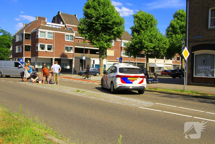 Fietser naar het ziekenhuis na botsing