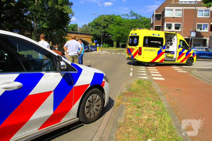 Fietser naar het ziekenhuis na botsing