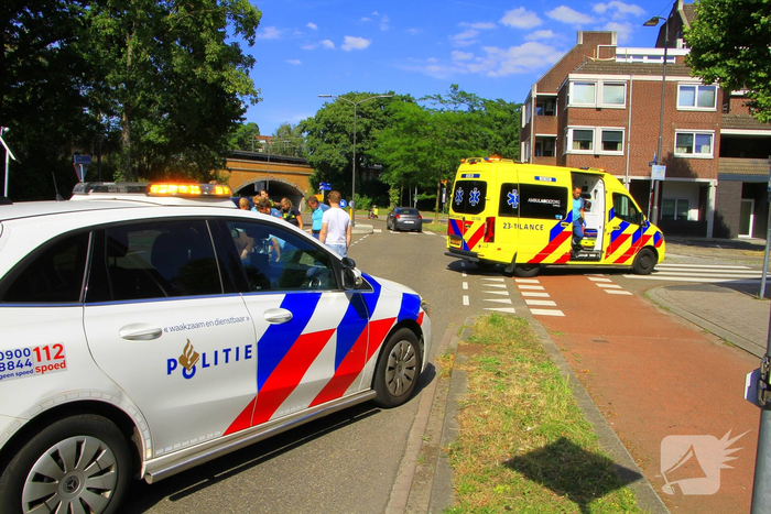 Fietser naar het ziekenhuis na botsing