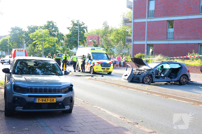 Ongeval met twee personenauto's leidt tot ziekenhuisopname