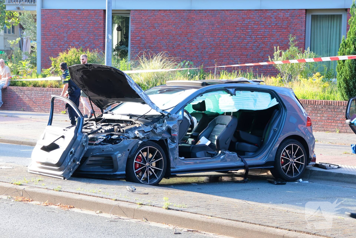 Ongeval met twee personenauto's leidt tot ziekenhuisopname