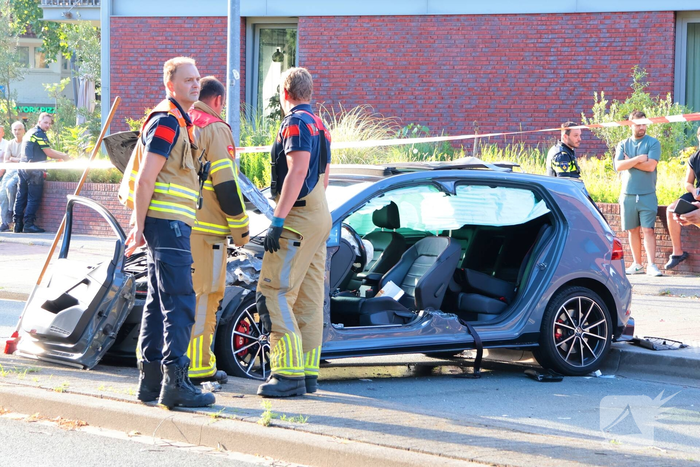 Ongeval met twee personenauto's leidt tot ziekenhuisopname