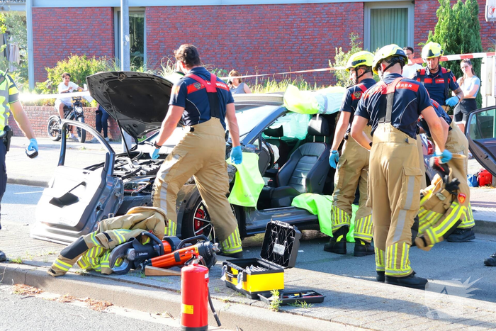 Ongeval met twee personenauto's leidt tot ziekenhuisopname