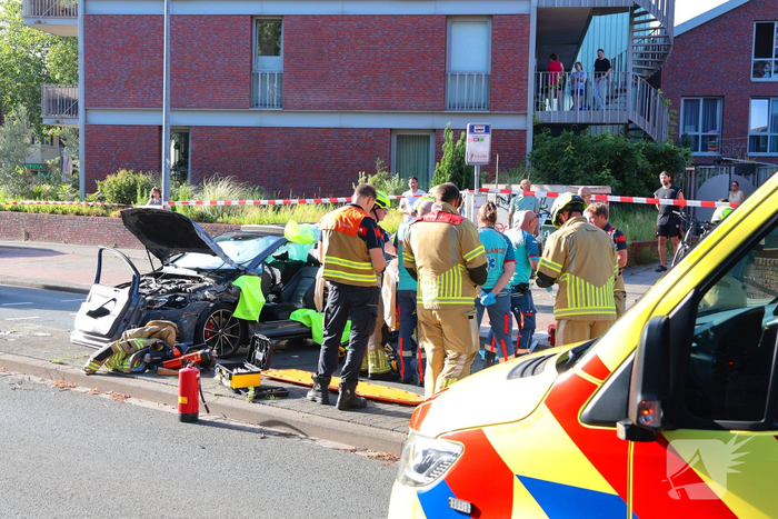 Ongeval met twee personenauto's leidt tot ziekenhuisopname