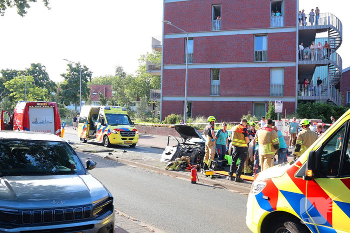Ongeval met twee personenauto's leidt tot ziekenhuisopname