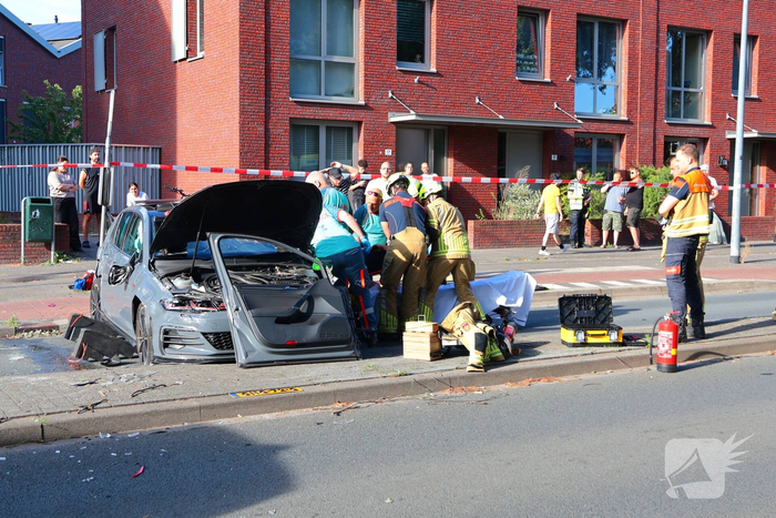 Ongeval met twee personenauto's leidt tot ziekenhuisopname