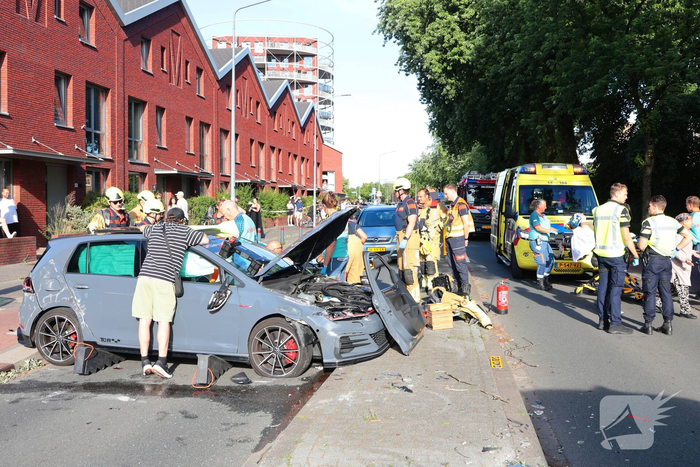Ongeval met twee personenauto's leidt tot ziekenhuisopname