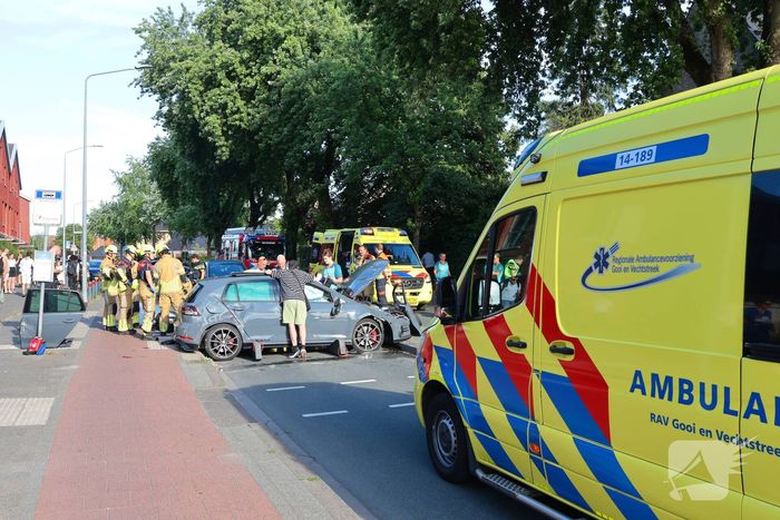 Ongeval met twee personenauto's leidt tot ziekenhuisopname