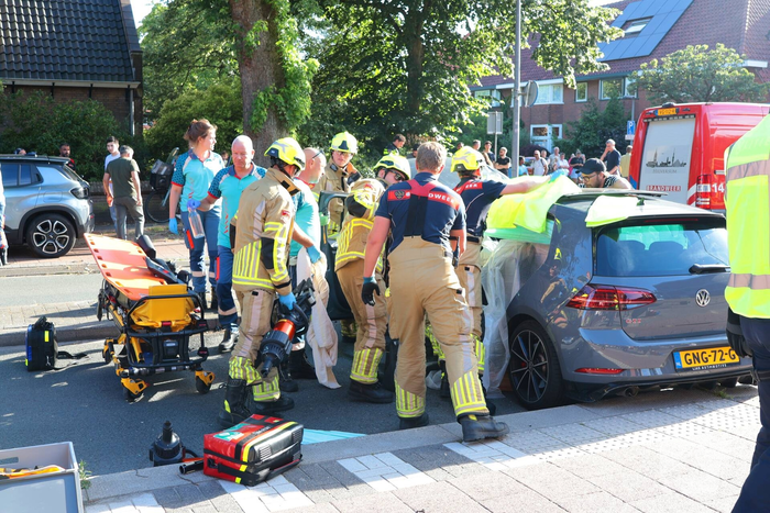 Ongeval met twee personenauto's leidt tot ziekenhuisopname