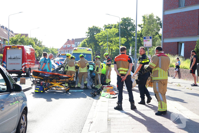 Ongeval met twee personenauto's leidt tot ziekenhuisopname
