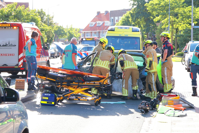 Ongeval met twee personenauto's leidt tot ziekenhuisopname