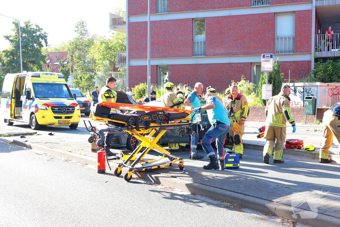Ongeval met twee personenauto's leidt tot ziekenhuisopname
