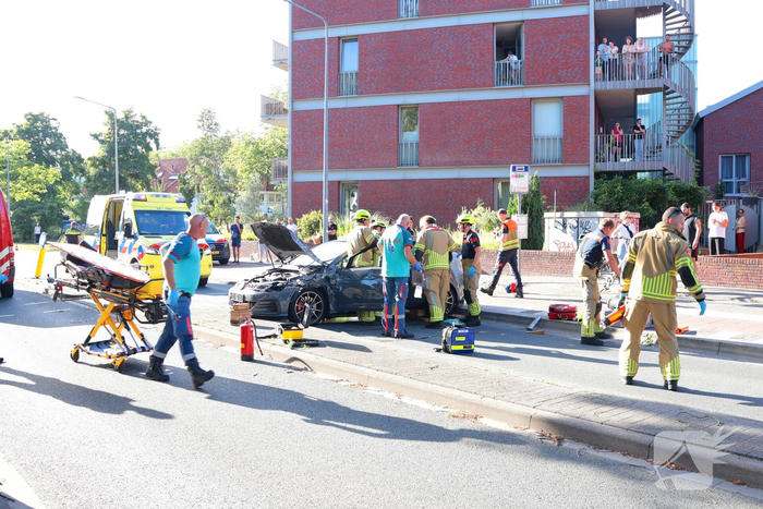 Ongeval met twee personenauto's leidt tot ziekenhuisopname