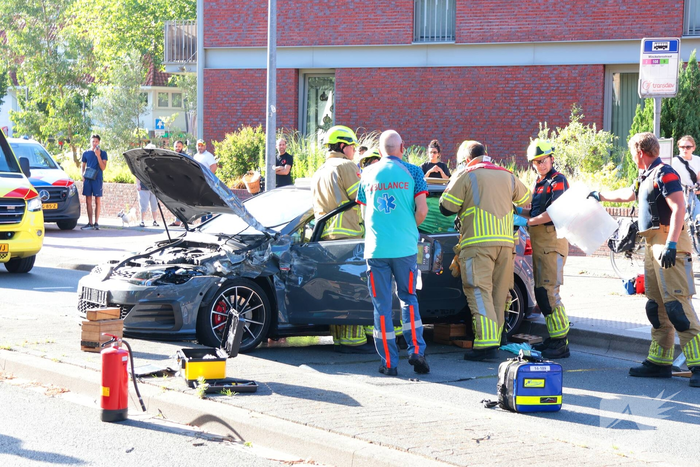 Ongeval met twee personenauto's leidt tot ziekenhuisopname