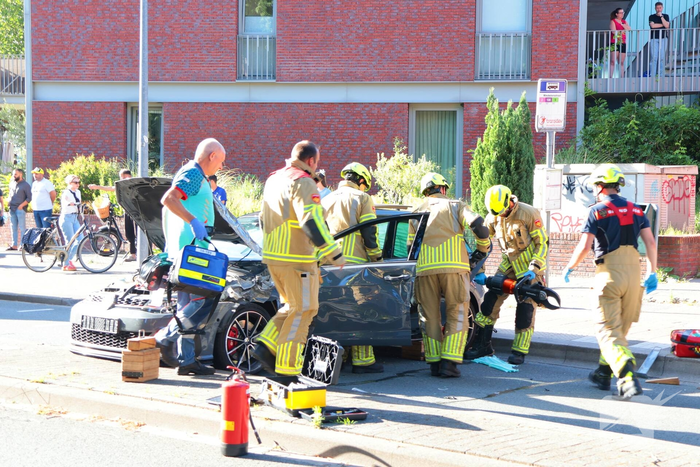 Ongeval met twee personenauto's leidt tot ziekenhuisopname