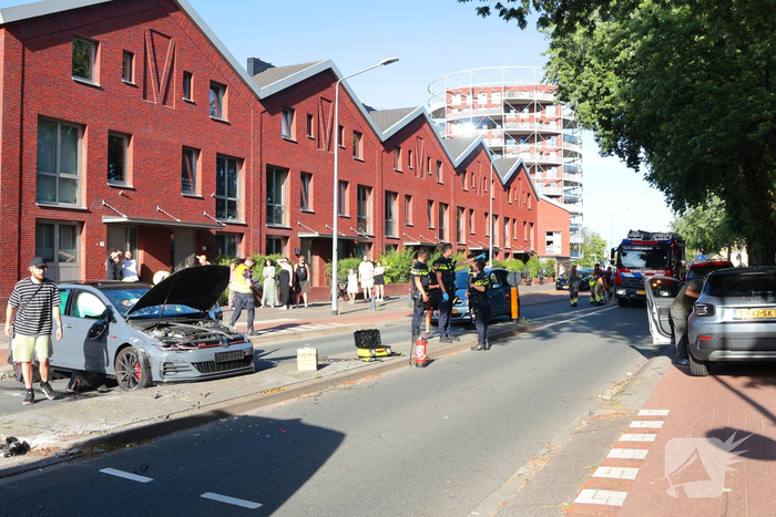 Ongeval met twee personenauto's leidt tot ziekenhuisopname