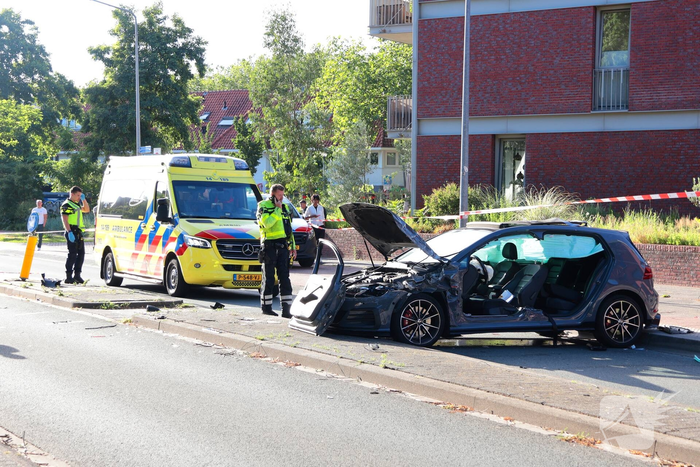 Ongeval met twee personenauto's leidt tot ziekenhuisopname