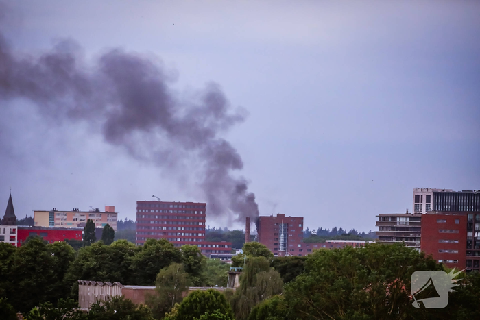 Brand in flatwoning veroorzaakt zwarte rookwolken