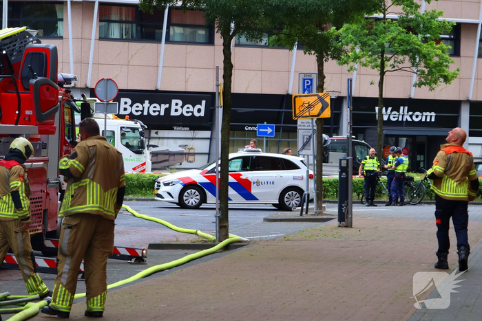 Brand in flatwoning veroorzaakt zwarte rookwolken