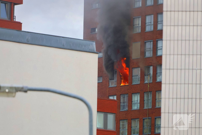 Brand in flatwoning veroorzaakt zwarte rookwolken