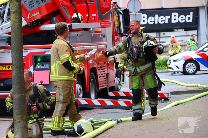 Brand in flatwoning veroorzaakt zwarte rookwolken