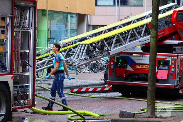 Brand in flatwoning veroorzaakt zwarte rookwolken