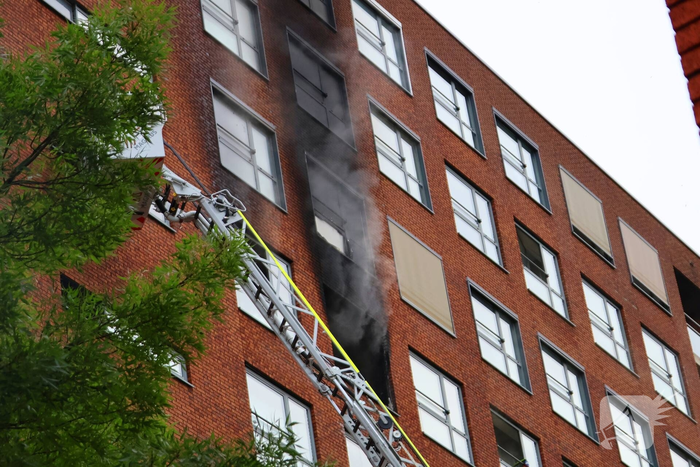Brand in flatwoning veroorzaakt zwarte rookwolken
