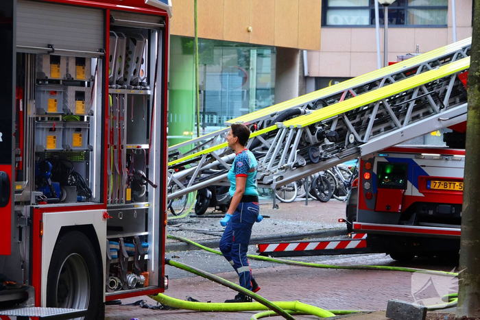 Brand in flatwoning veroorzaakt zwarte rookwolken
