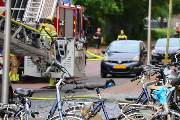 Brand in flatwoning veroorzaakt zwarte rookwolken