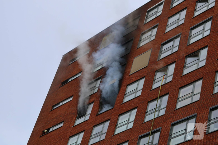 Brand in flatwoning veroorzaakt zwarte rookwolken