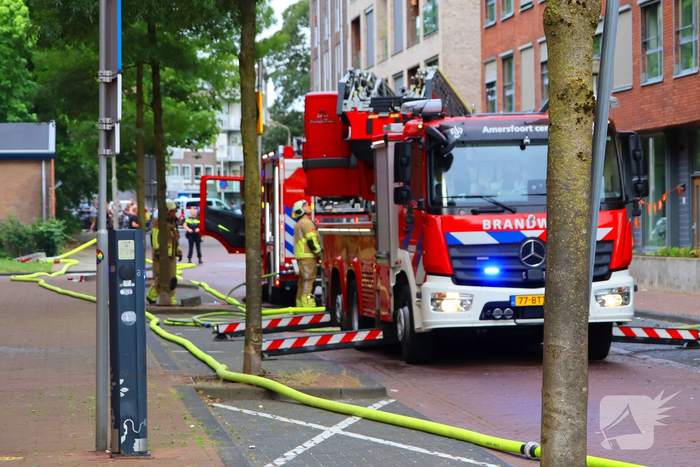 Brand in flatwoning veroorzaakt zwarte rookwolken