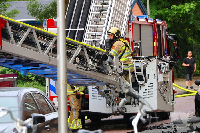 Brand in flatwoning veroorzaakt zwarte rookwolken