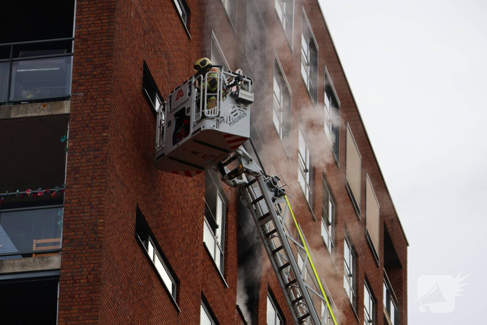 Brand in flatwoning veroorzaakt zwarte rookwolken