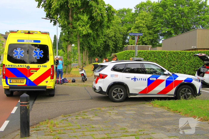 Scooterbestuurder gewond na aanrijding met auto