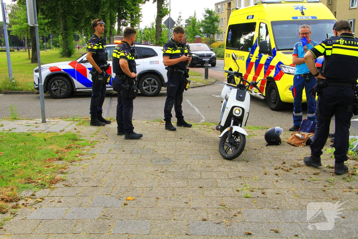 Scooterbestuurder gewond na aanrijding met auto