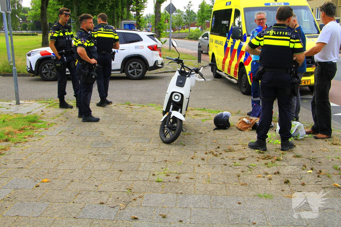 Scooterbestuurder gewond na aanrijding met auto