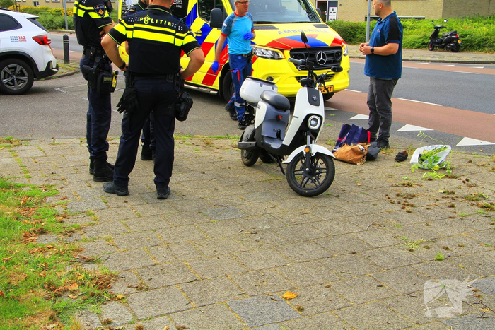 Scooterbestuurder gewond na aanrijding met auto
