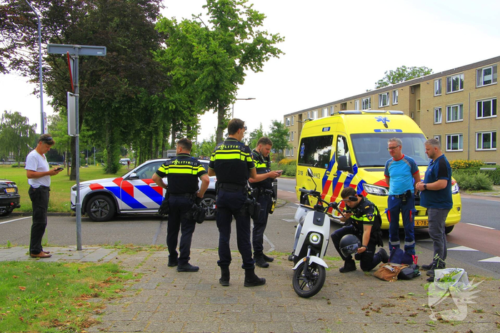 Scooterbestuurder gewond na aanrijding met auto
