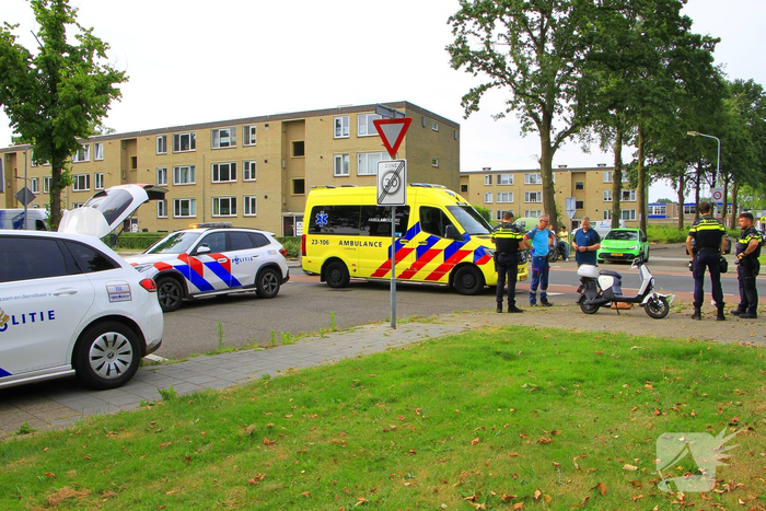 Scooterbestuurder gewond na aanrijding met auto
