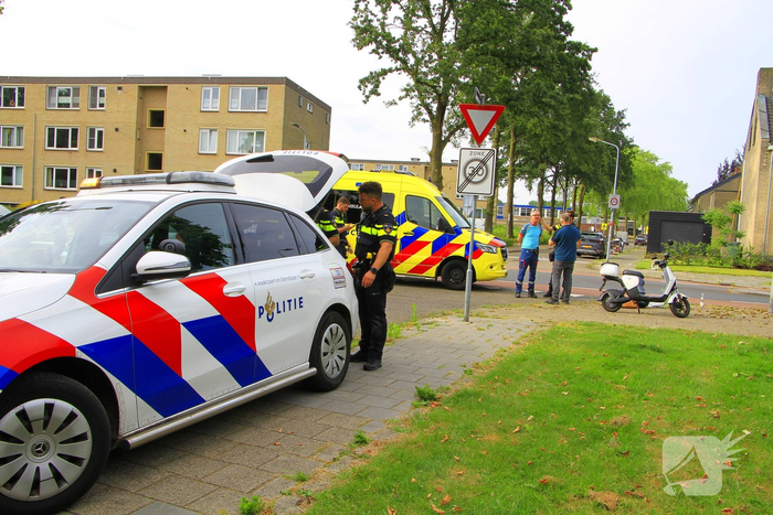 Scooterbestuurder gewond na aanrijding met auto