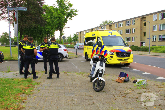 Scooterbestuurder gewond na aanrijding met auto