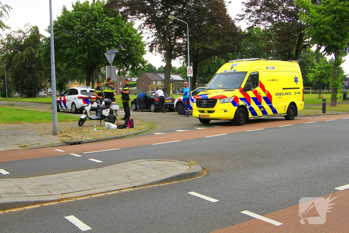Scooterbestuurder gewond na aanrijding met auto