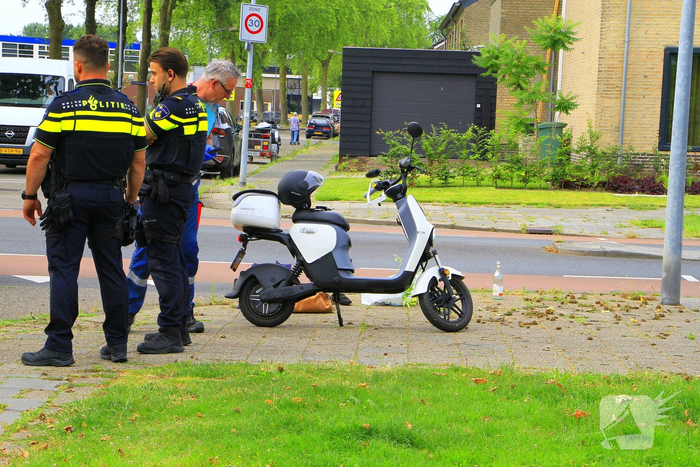 Scooterbestuurder gewond na aanrijding met auto