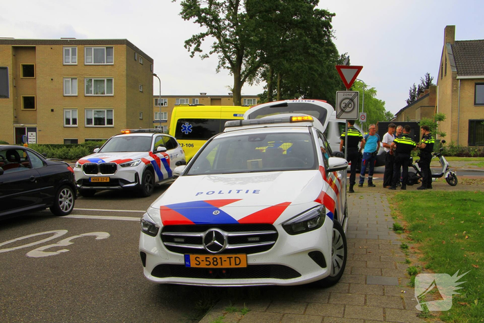 Scooterbestuurder gewond na aanrijding met auto
