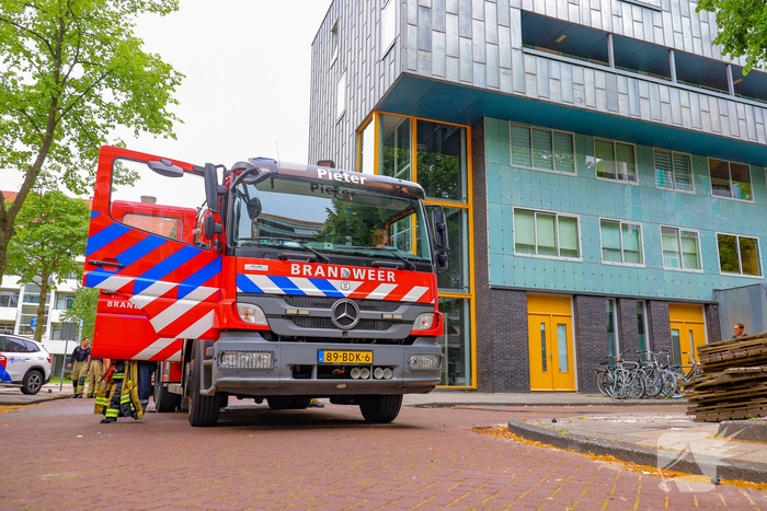 Brand in flatwoning leidt tot evacuatie