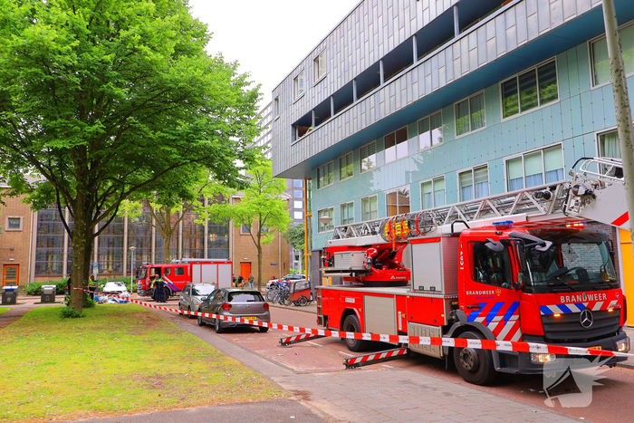 Brand in flatwoning leidt tot evacuatie