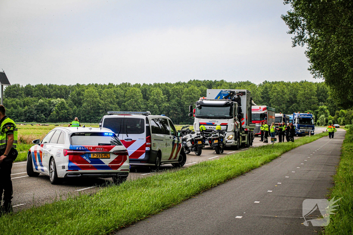 Motorrijder overleden bij ernstig ongeval met vrachtwagen