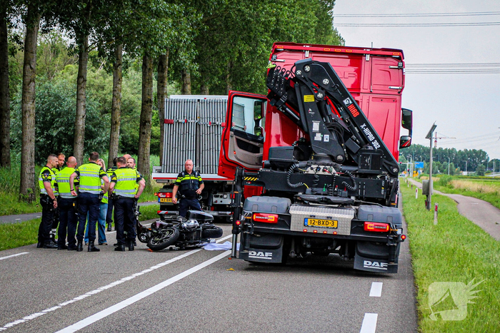 Motorrijder overleden bij ernstig ongeval met vrachtwagen