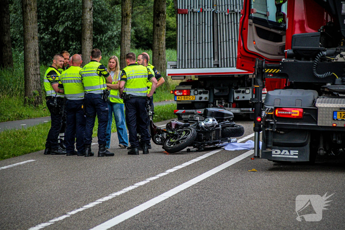 Motorrijder overleden bij ernstig ongeval met vrachtwagen