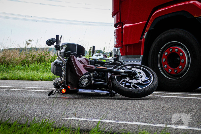 Motorrijder overleden bij ernstig ongeval met vrachtwagen